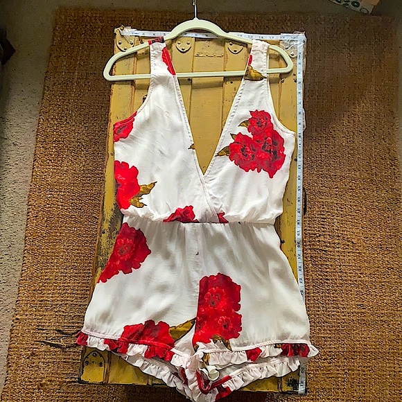 REVOLVE WINSTON WHITE BRAND BODYCON RED FLORAL RUFFLE DEEP V BOHO ROMPER S - Picture 3 of 15